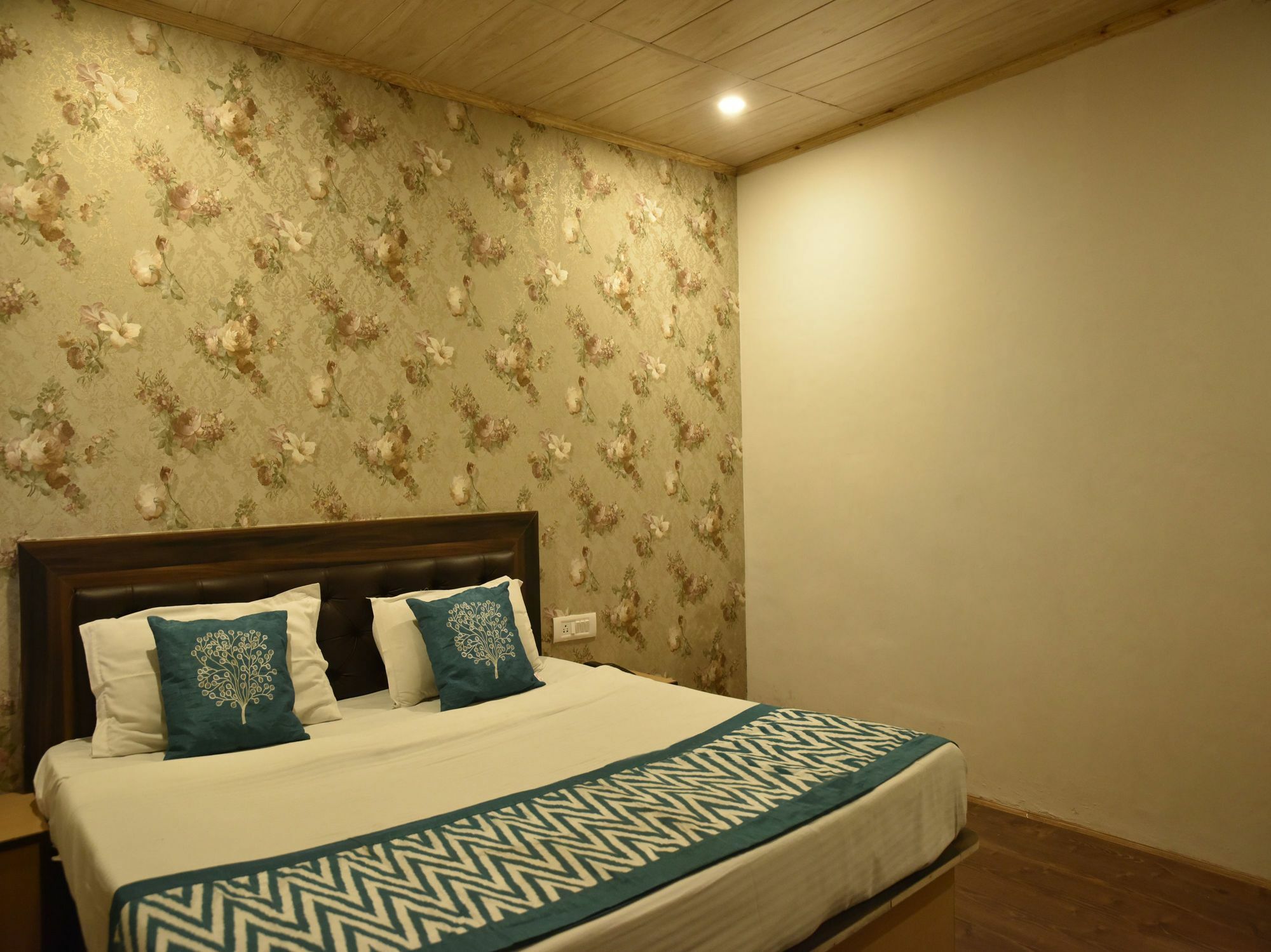 Oyo 8917 Hotel Crystal Palace Шимла Экстерьер фото